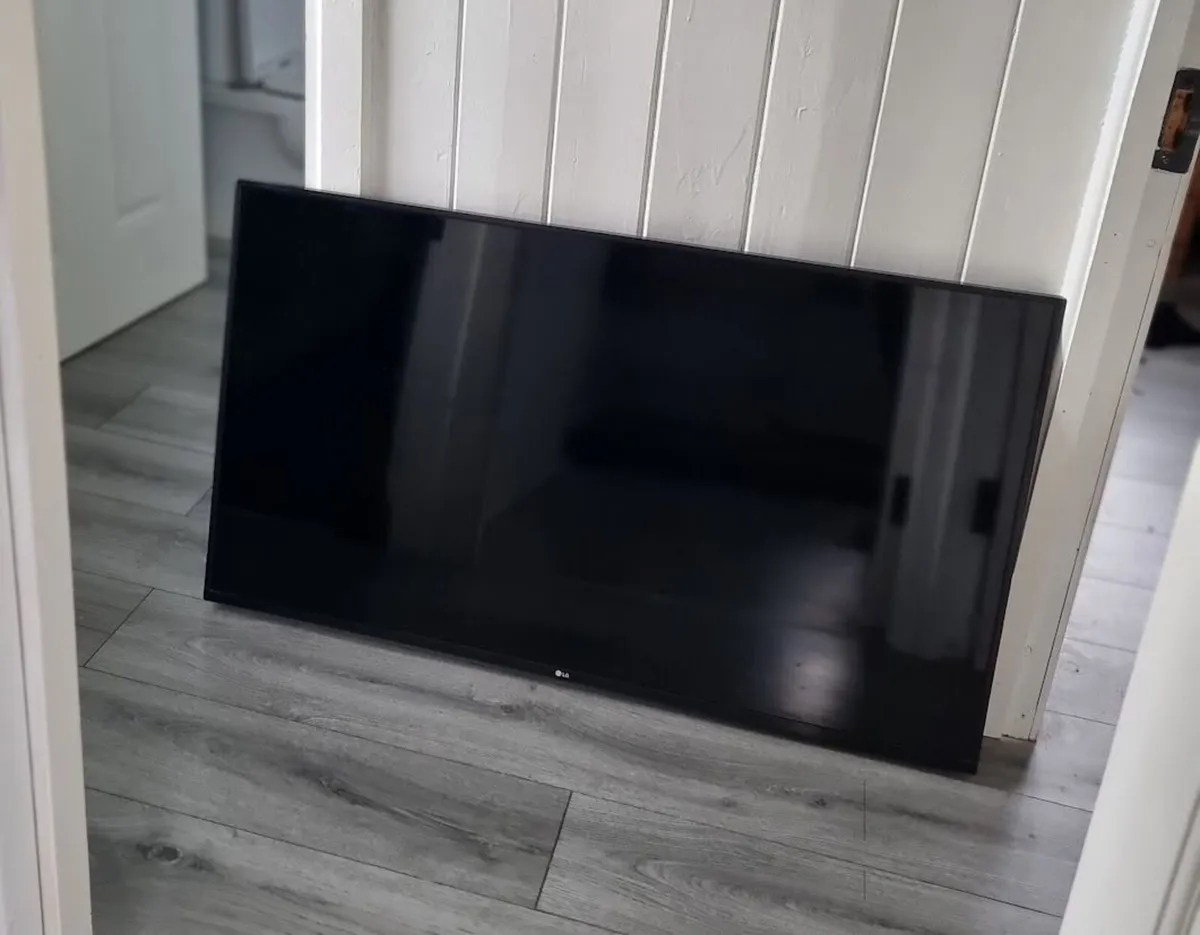 LG 48'' Smart TV - Image 1