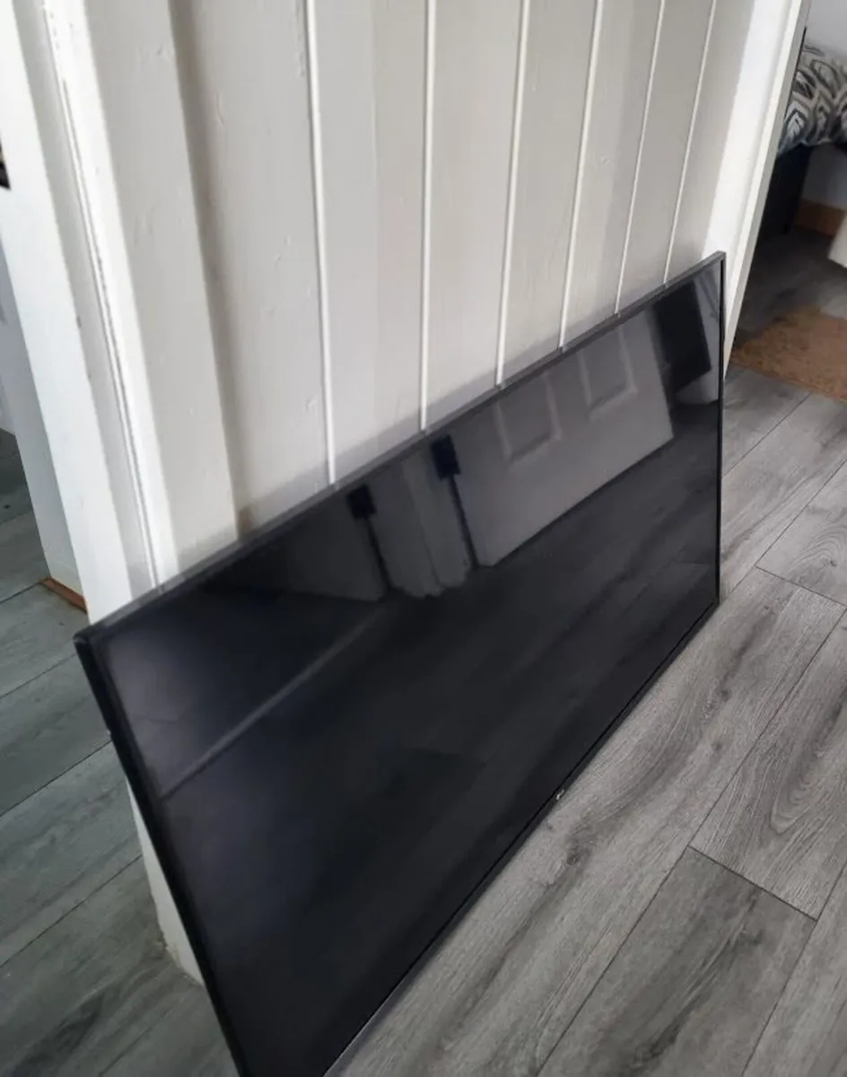 LG 48'' Smart TV - Image 2