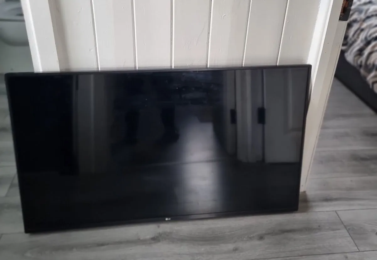 LG 48'' Smart TV - Image 3