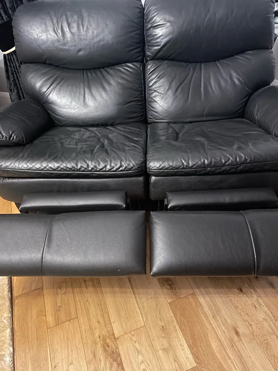 321 recliner black suite of furniture - Image 2