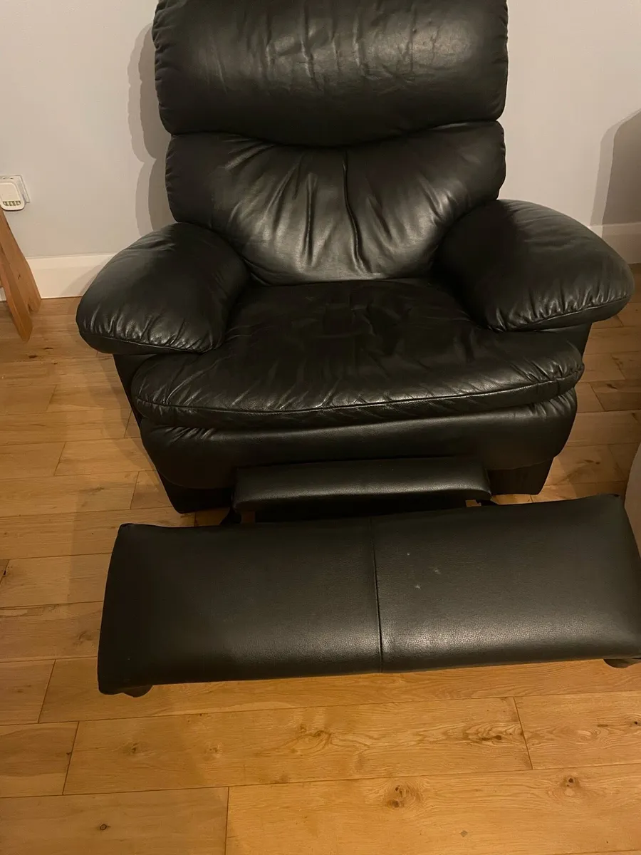 321 recliner black suite of furniture - Image 3