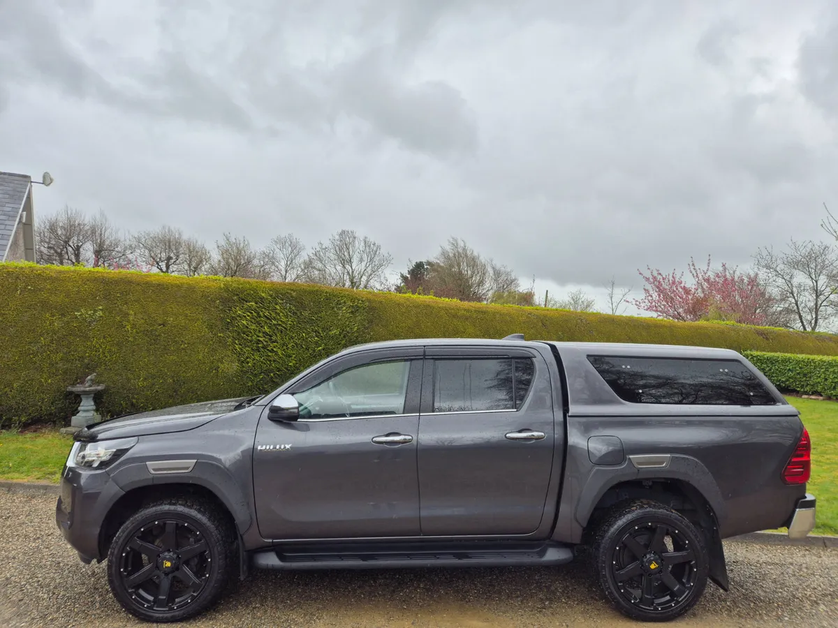 2025'TOYOTA HILUX 2.8 D4D SR5 - Image 3