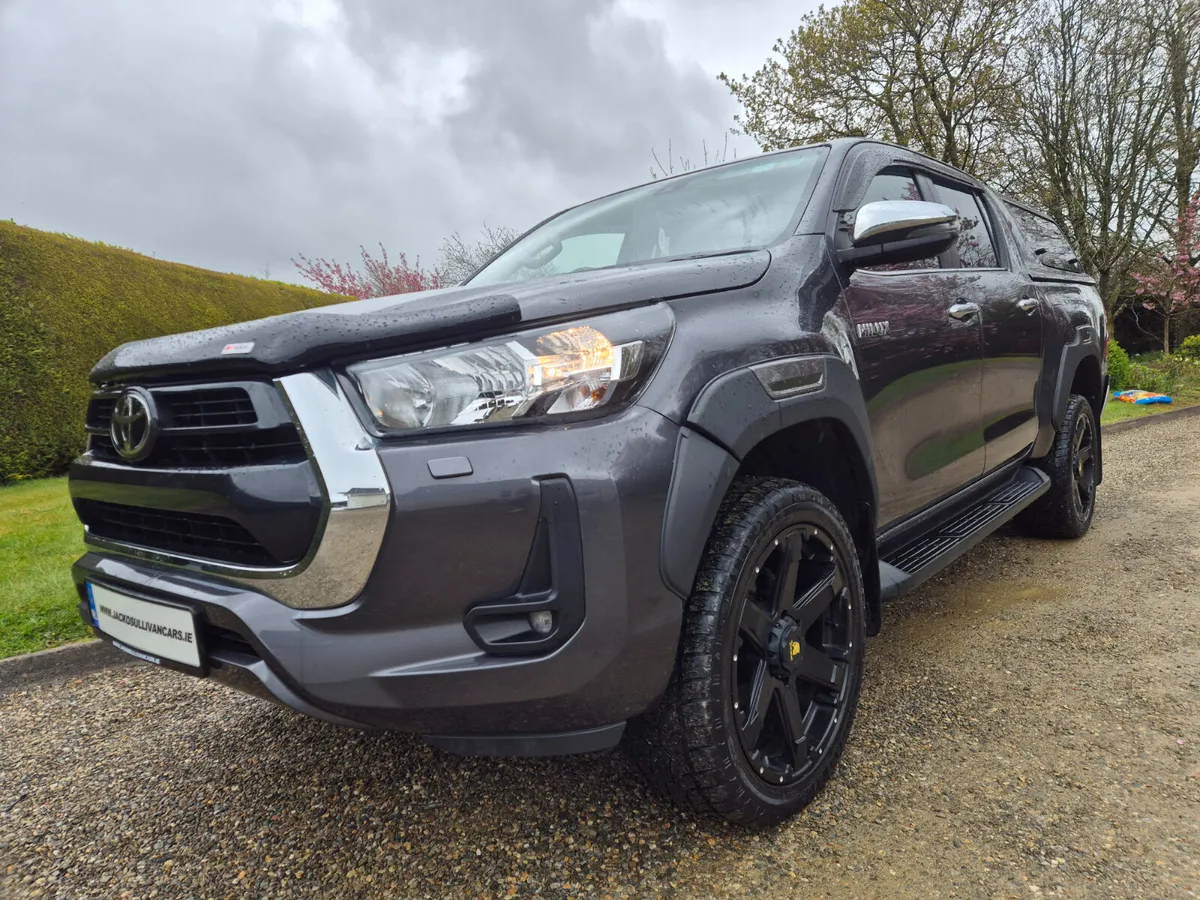 2025'TOYOTA HILUX 2.8 D4D SR5 - Image 2