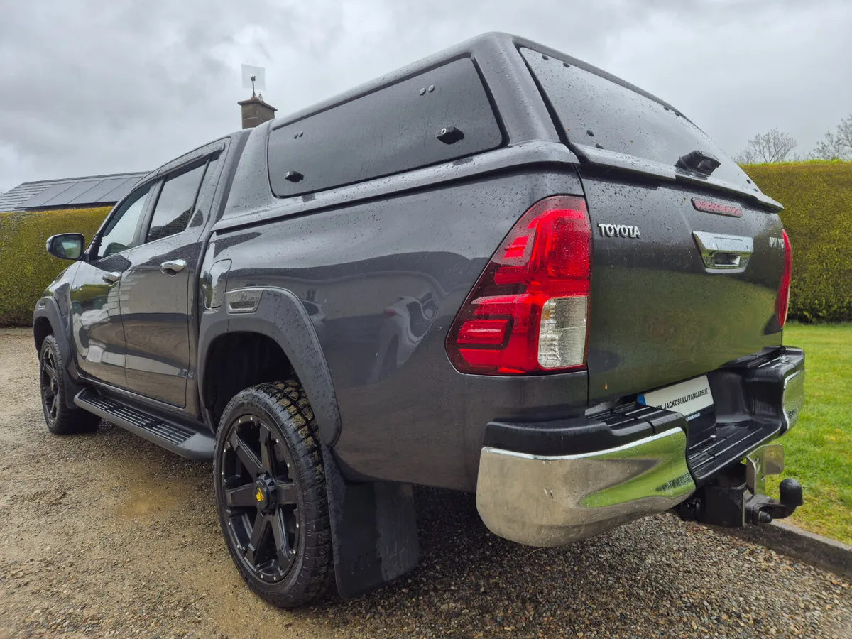 2025'TOYOTA HILUX 2.8 D4D SR5 - Image 4