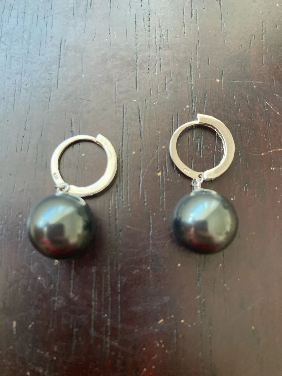Sterling Silver earrings with black pearl - Image 1