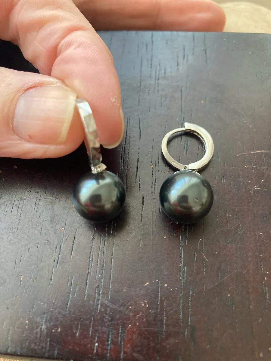 Sterling Silver earrings with black pearl - Image 4