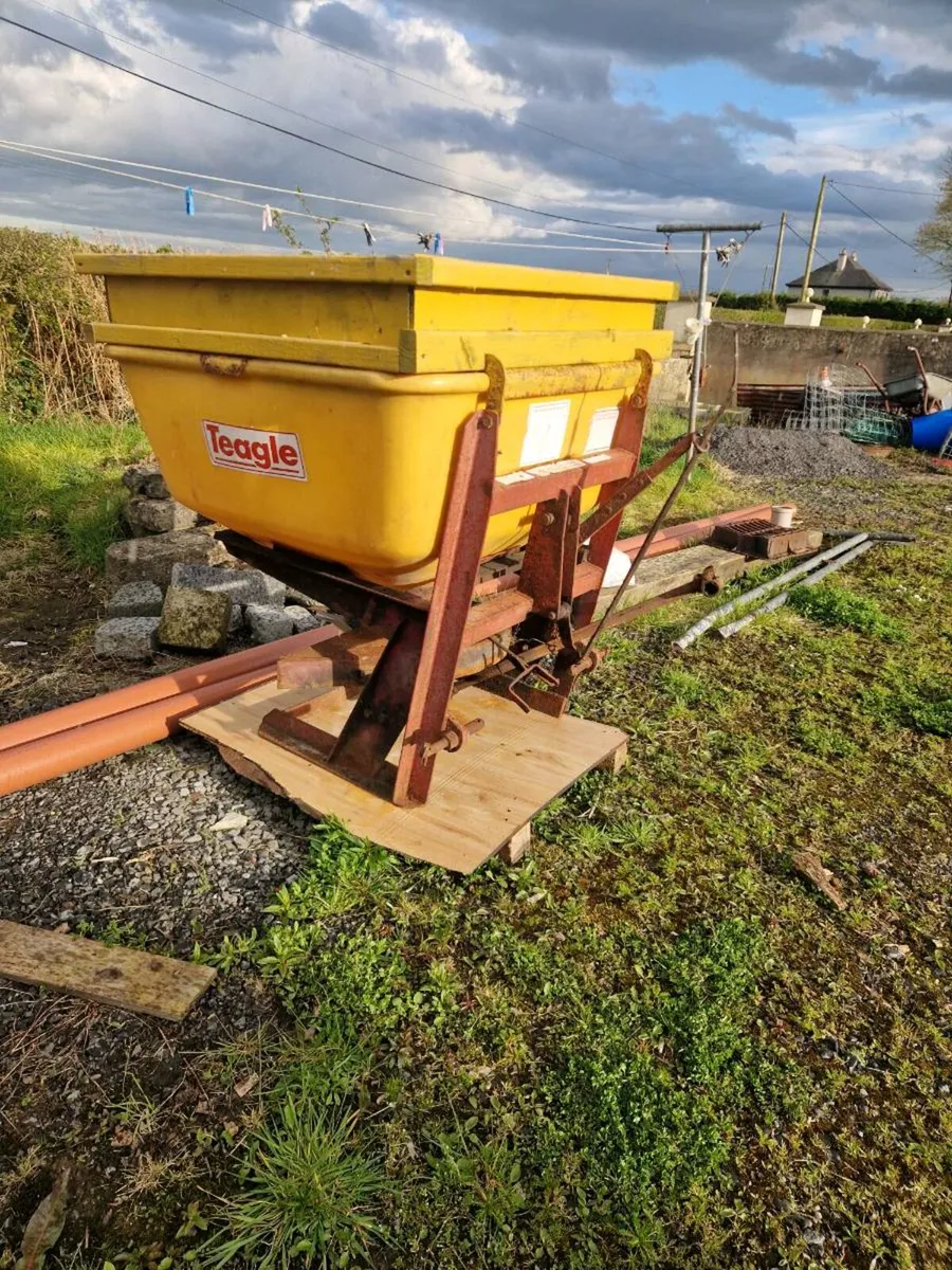 Fertiliser spreader - Image 1