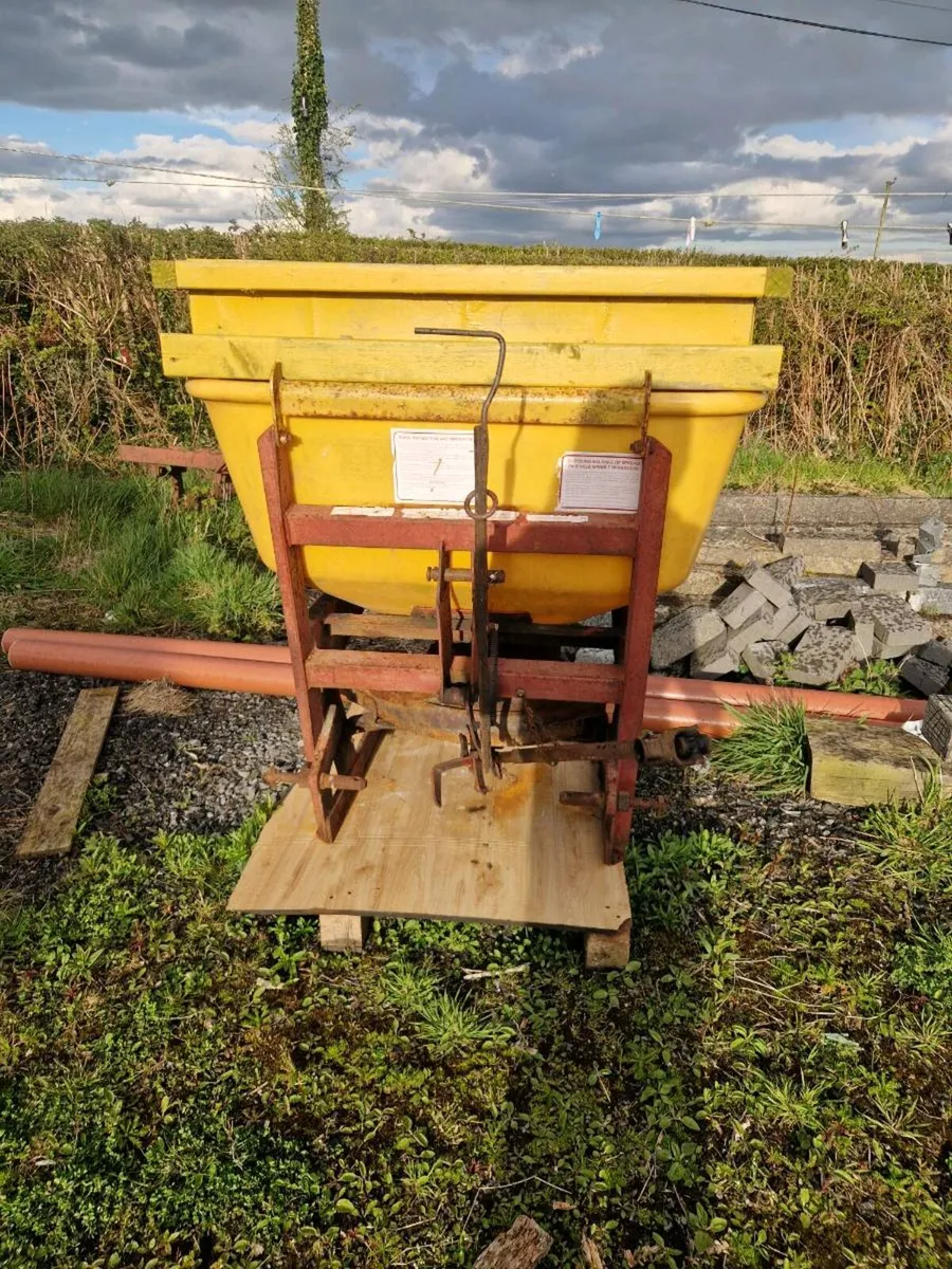 Fertiliser spreader - Image 2