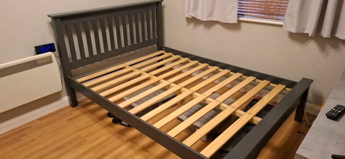 Bed frame - Image 1