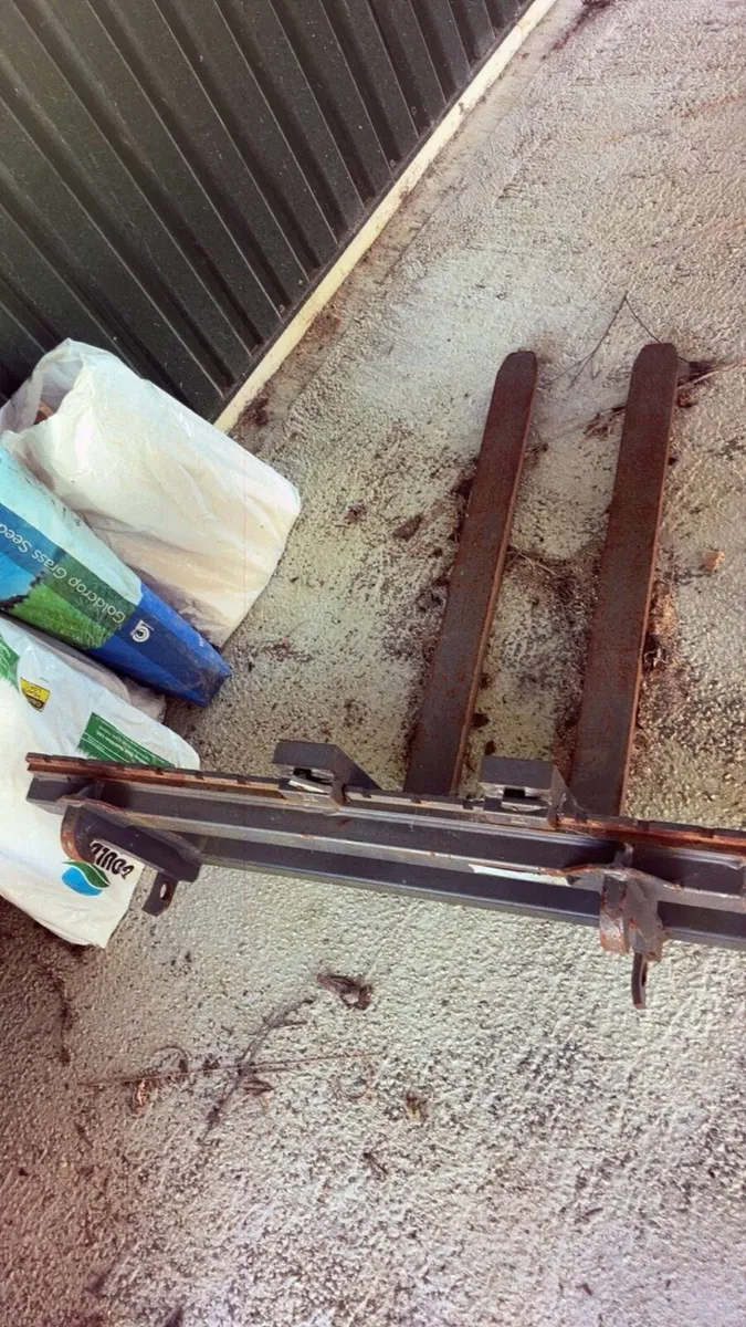 Pallet forks  front loader