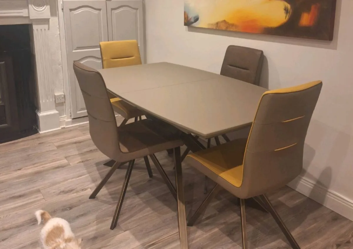 Kitchen table & 4 chairs - Image 1