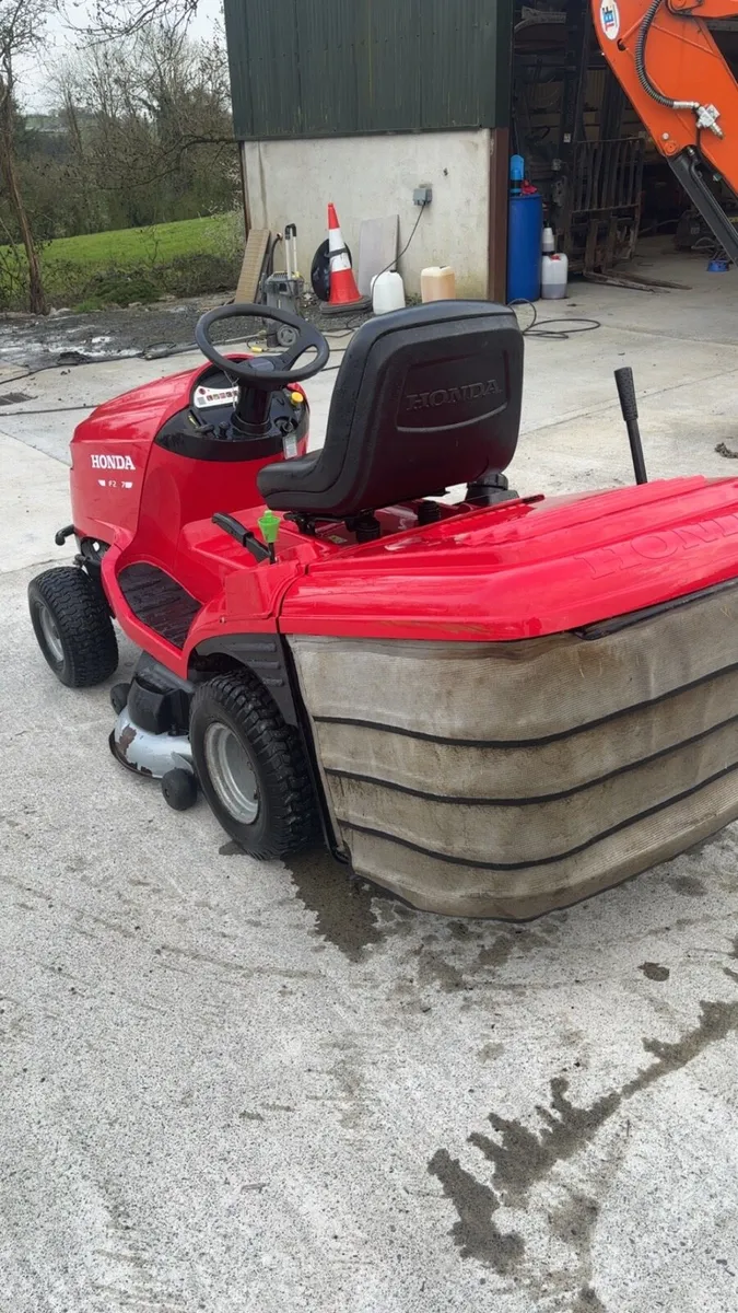 Honda 2417 ride on lawnmower - Image 4