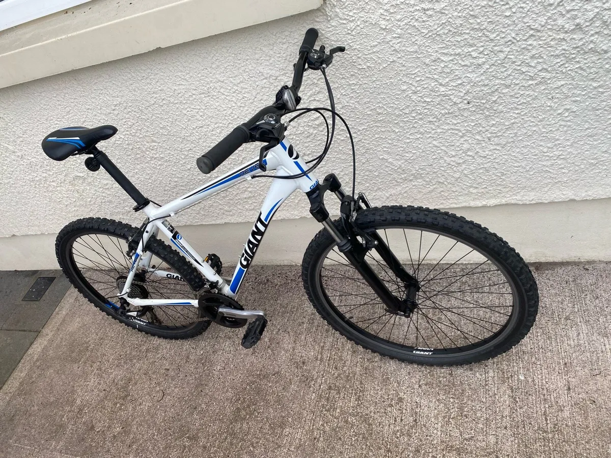 Like new Giant REVEL 3 Medium 26 inch - Image 3