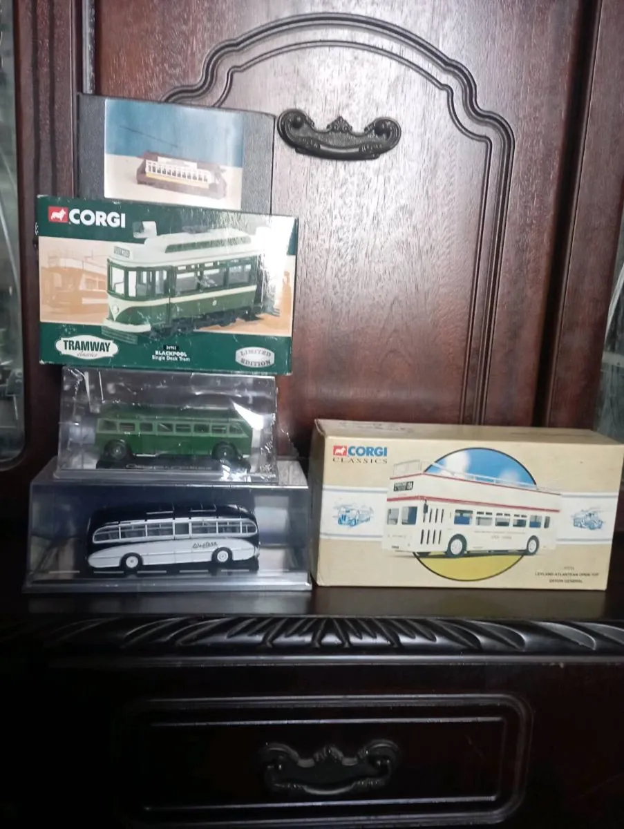 DIE-CAST MODLE BUSES &TRAMS 1-76 SCALE &1-50 SCALE - Image 1
