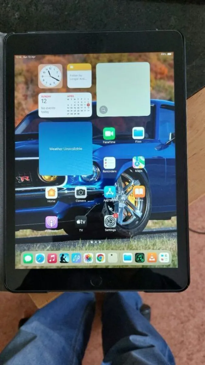 Apple Ipad (M1) with Apple magic keyboard and pen - Image 1