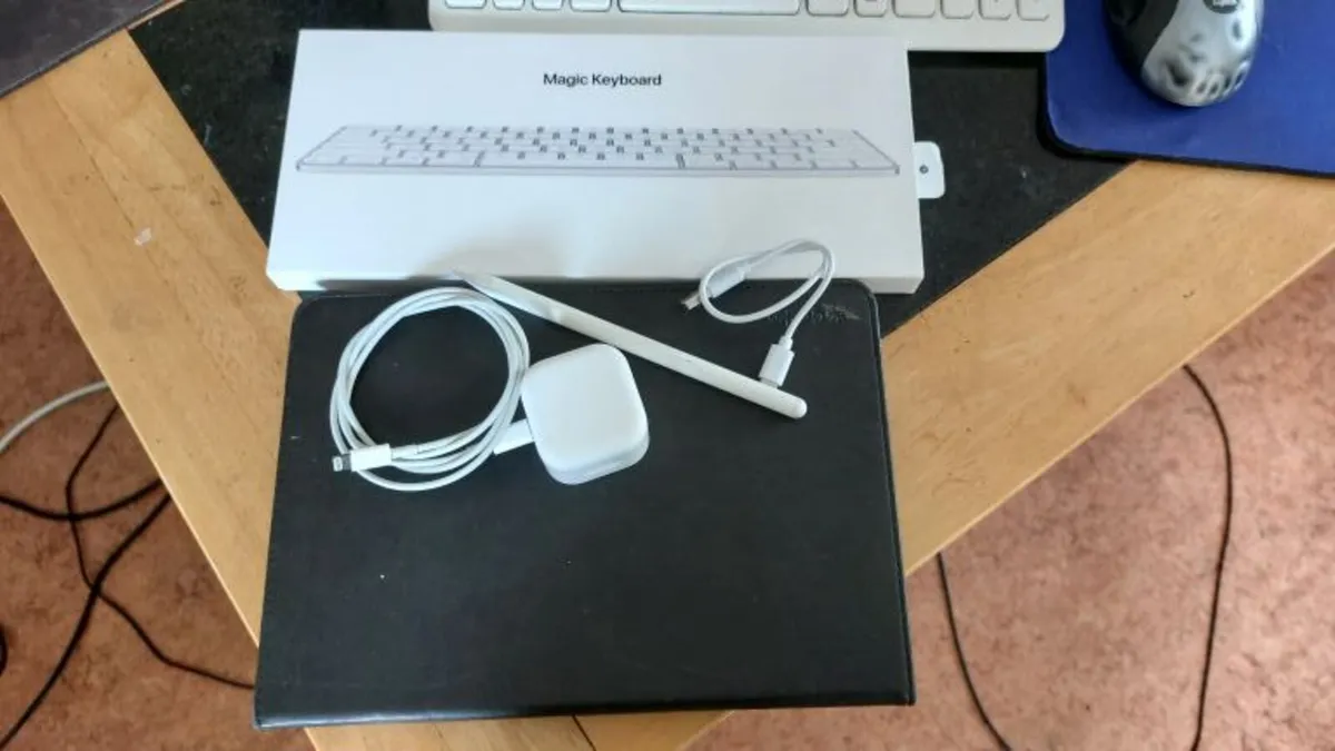 Apple Ipad (M1) with Apple magic keyboard and pen - Image 2
