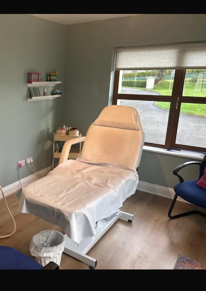 Massage/Beauty/Chiropody couch - Image 1