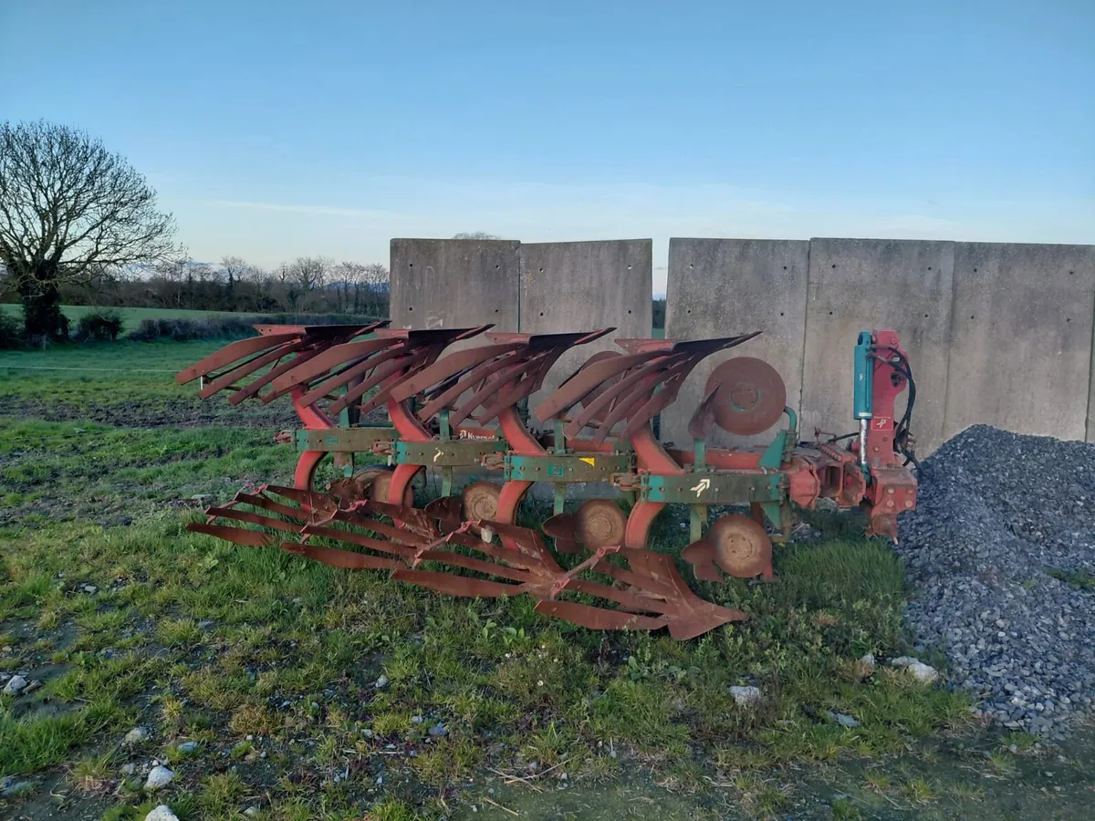 4 furrow reversible plough - Image 1