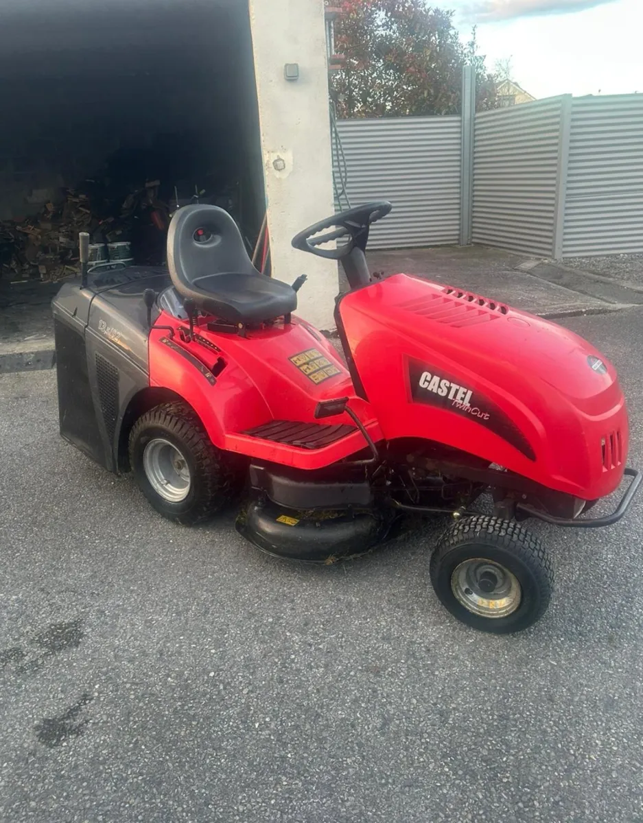 Ride on tractor lawn mower. - Image 1