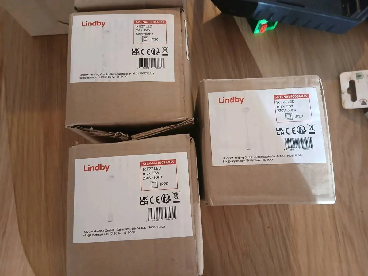 White pendant light x 3. Metal base & fabric cord