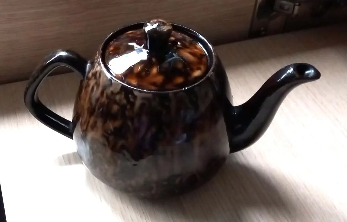 Shell Patterned Tea Pot - collectible or useable - Image 2