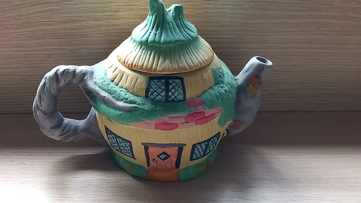 Novelty Tea Pots x 4 - Image 1