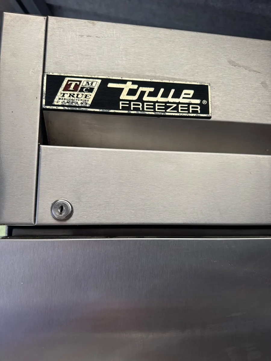 Commercial upright freezer- True TUC - Image 1