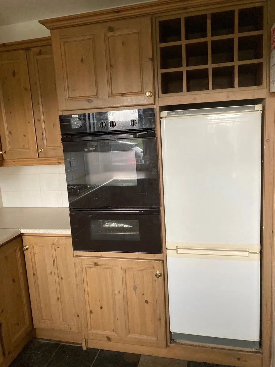 Kitchen units, dishwasher and fridgefreezer - Image 4