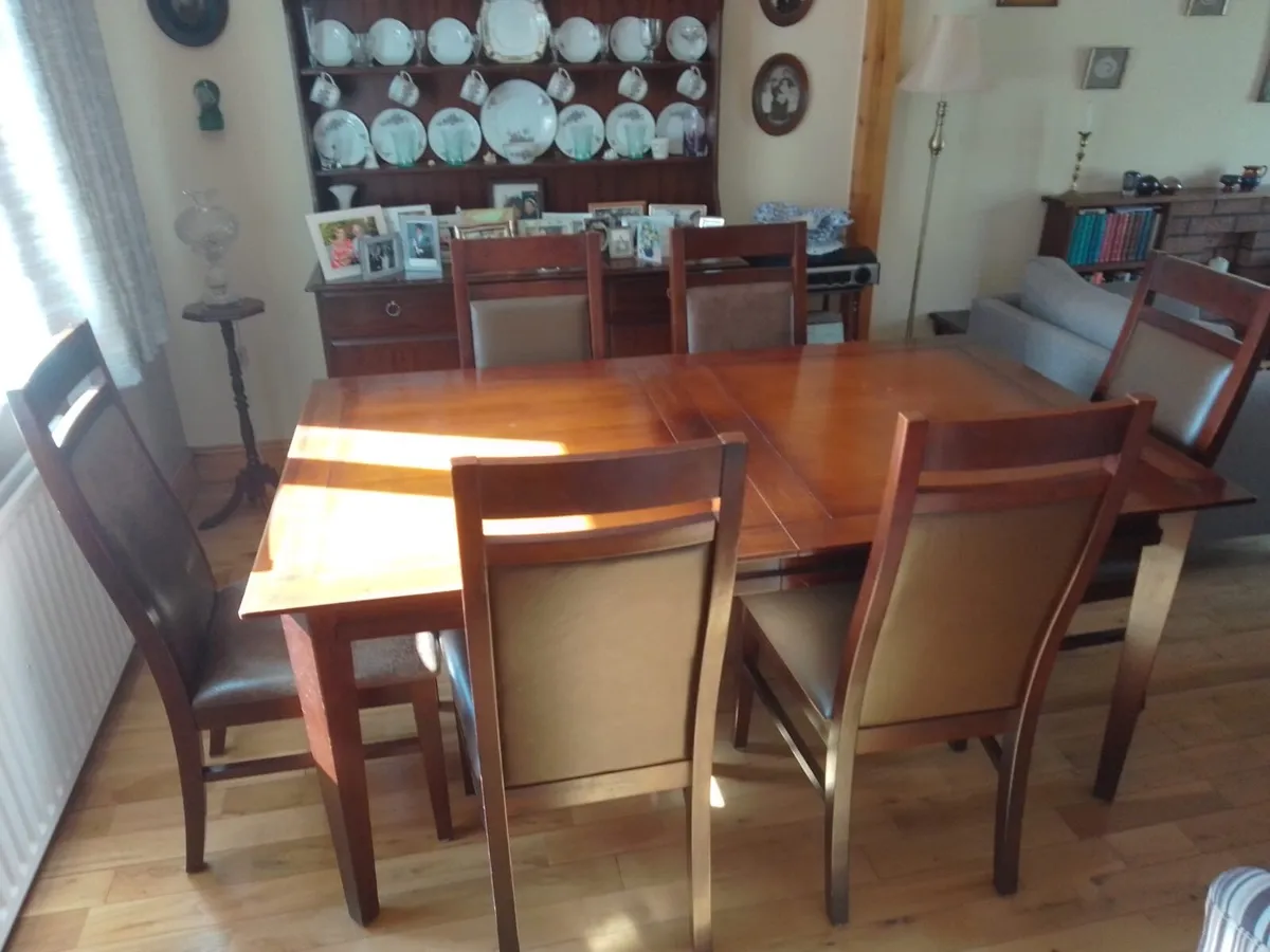 Dining table and 6 chairs - Image 2