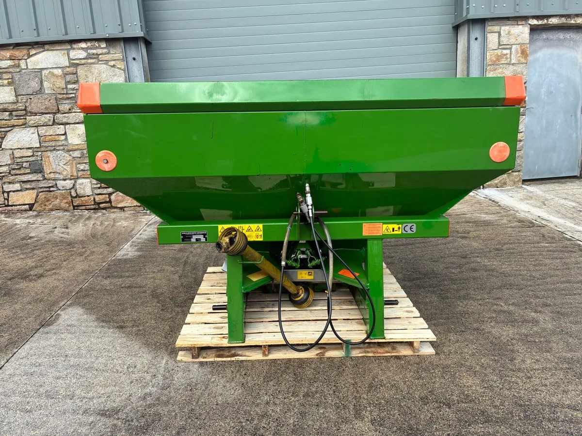 Amazone fertiliser spreader - Image 1