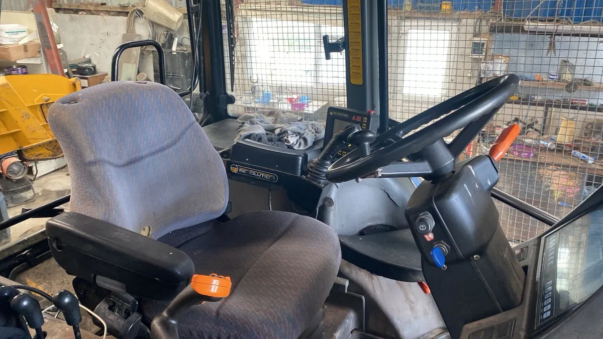 New Holland TM 120 - Image 4