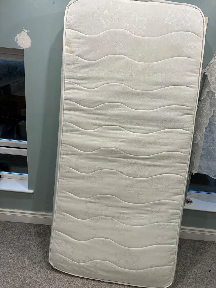 Single bed mattress