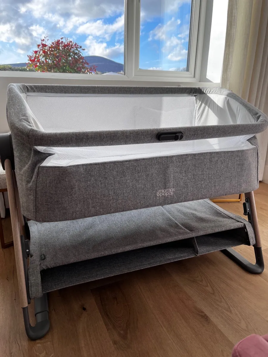 Like new Mamas & Papas Lua Bedside Crib - grey - Image 3