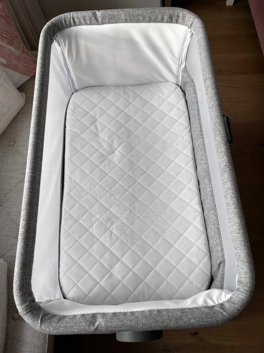 Like new Mamas & Papas Lua Bedside Crib - grey - Image 4