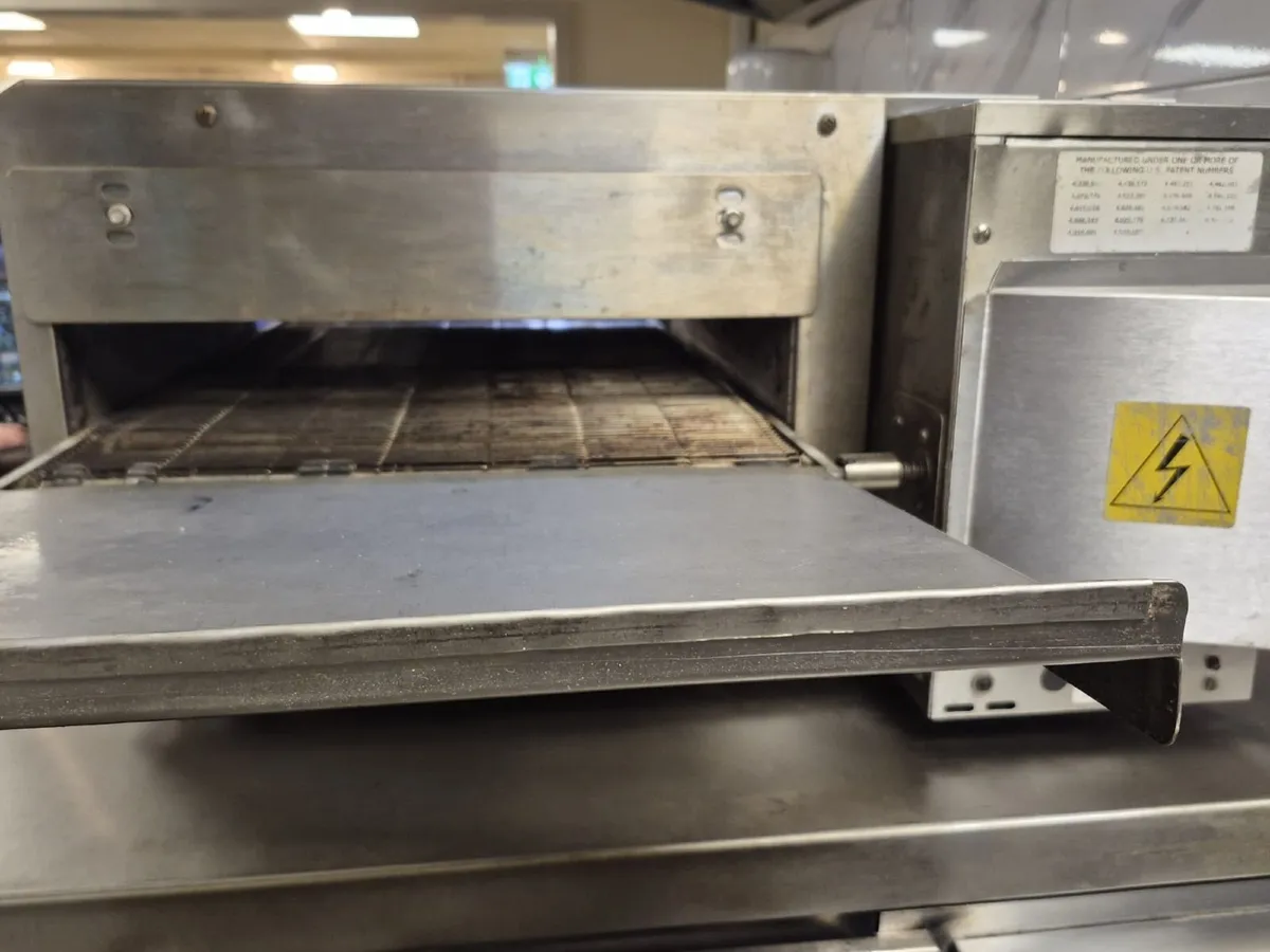 Conveyour Pizza oven and fridge - Image 3