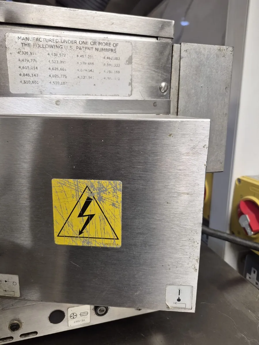 Conveyour Pizza oven and fridge - Image 4