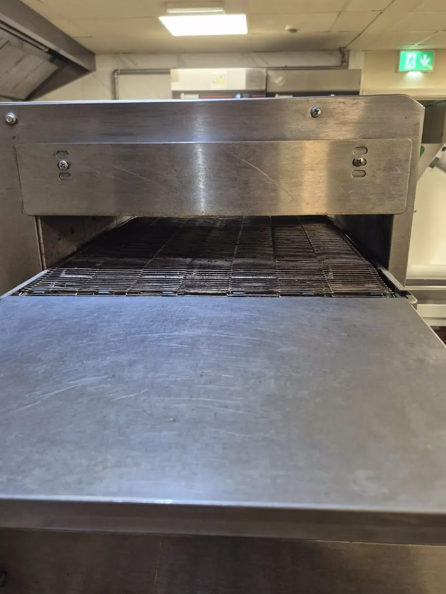 Conveyour Pizza oven and fridge - Image 1