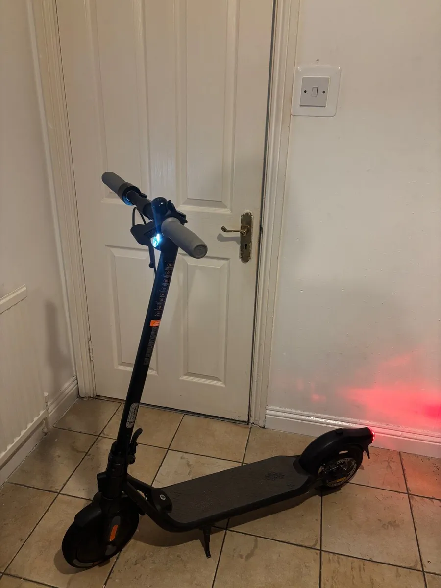 Ninebot F25E scooter - Image 2