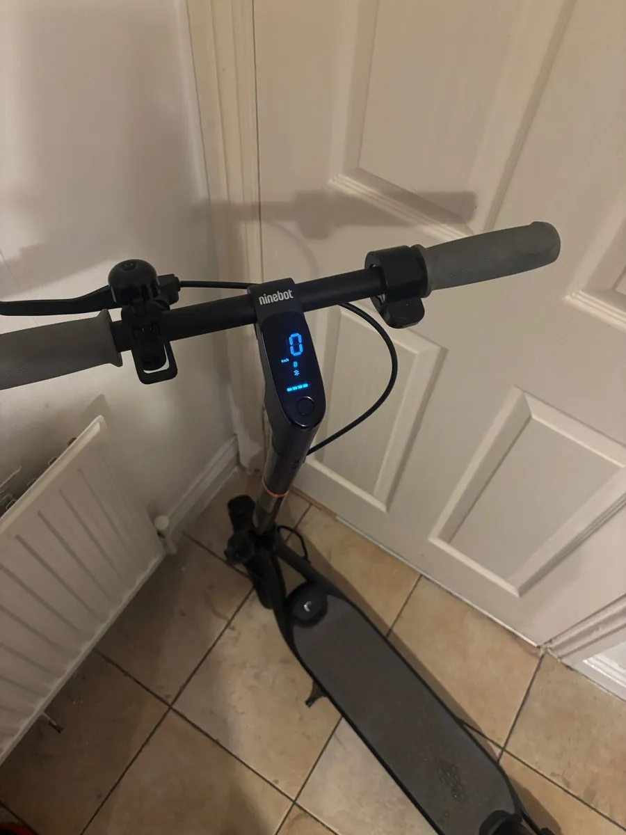 Ninebot F25E scooter - Image 3