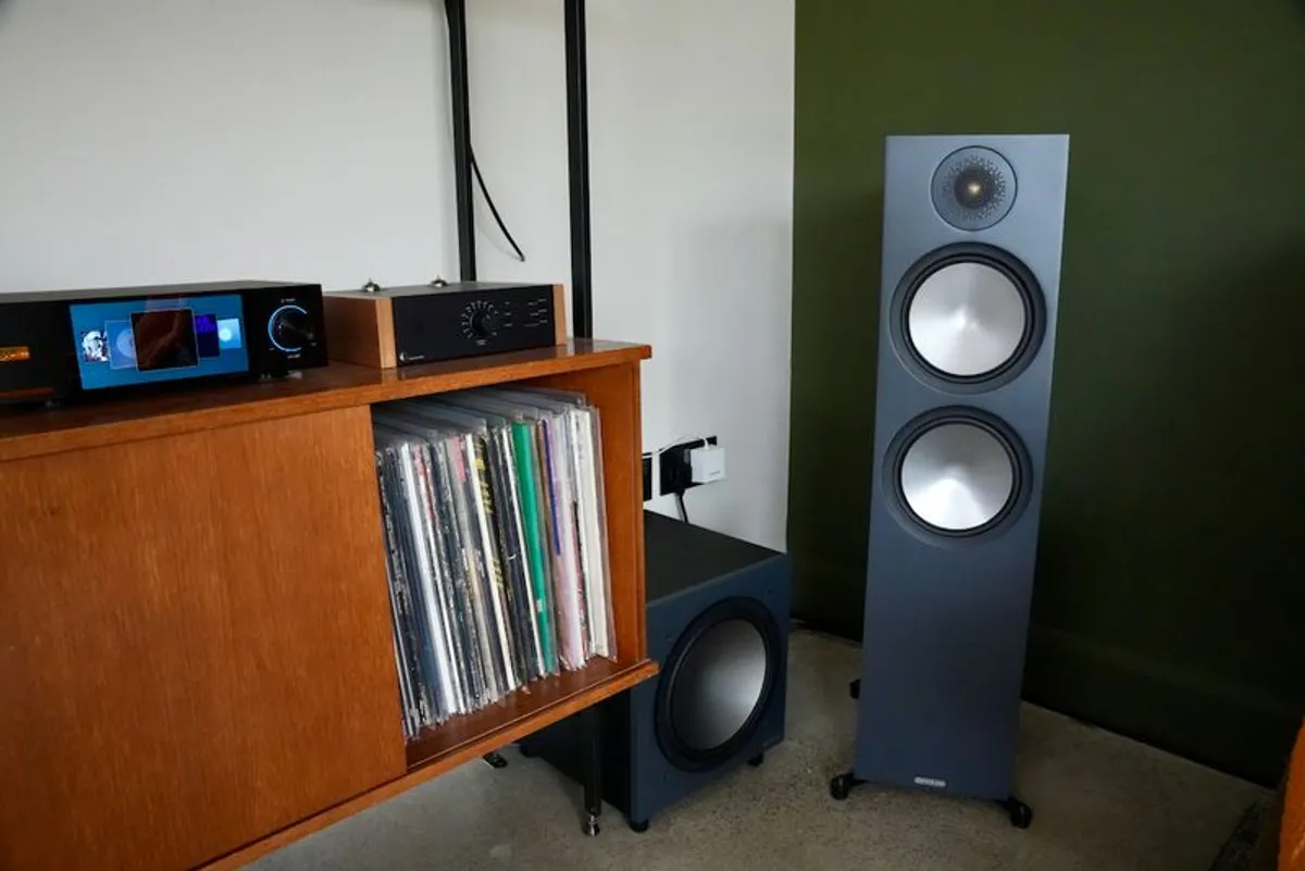 Monitor Audio Bronze 500 (6G) Floorstanders & W10 Subwoofer - Black (2.1 Package) - Image 2