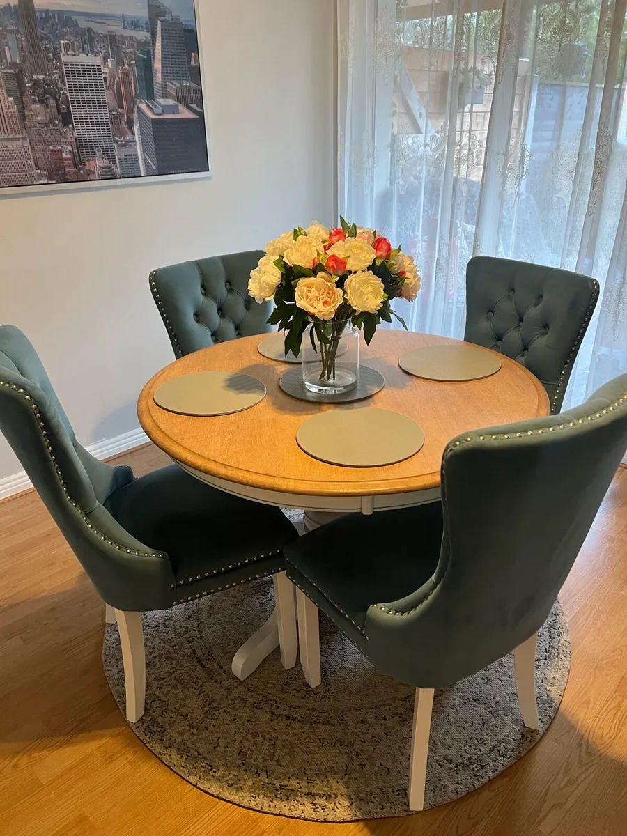 Table and chairs - Image 1