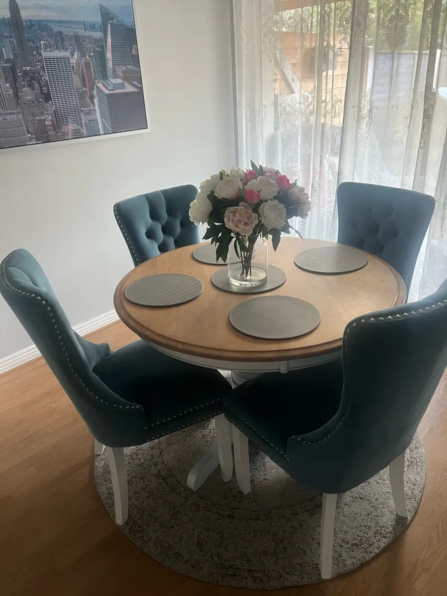 Table and chairs - Image 2