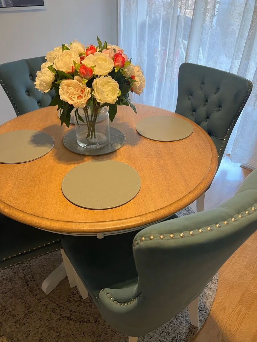 Table and chairs - Image 3