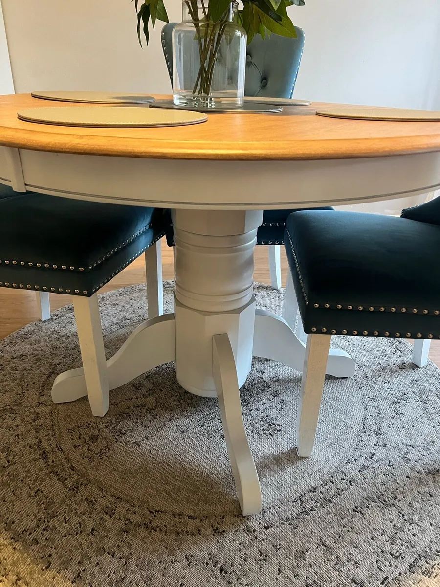 Table and chairs - Image 4