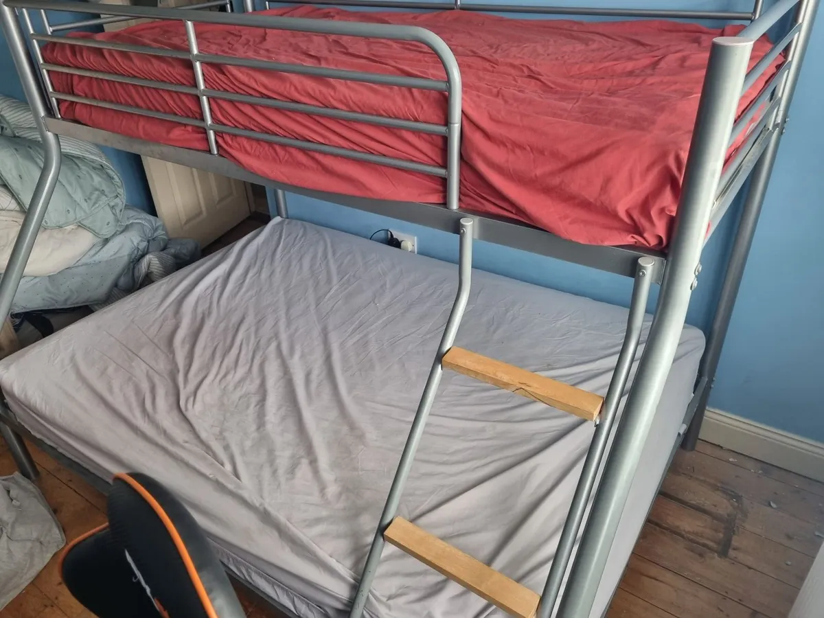 Bed's - Image 1