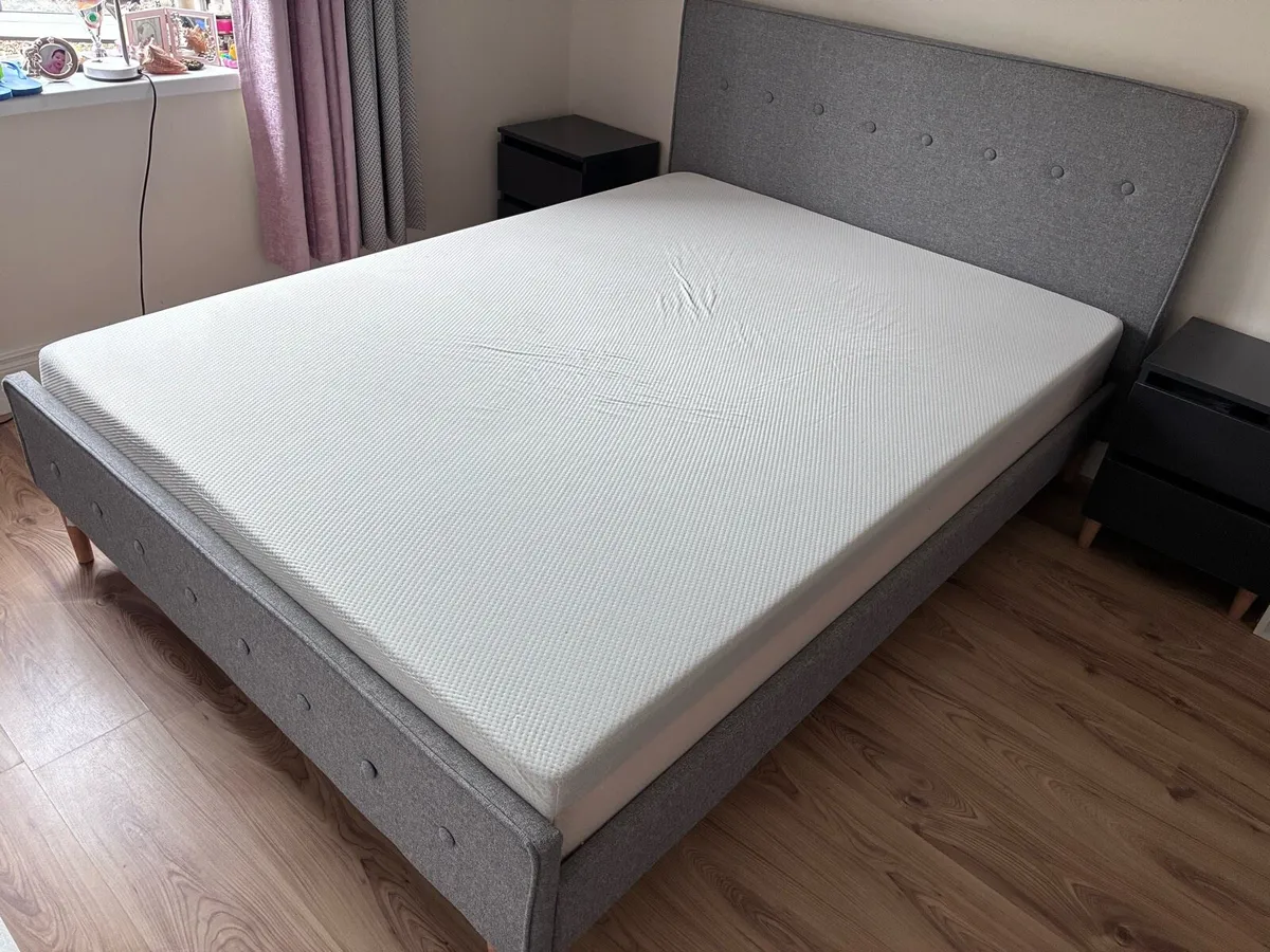 Double bed 2 mattress and bedside lockers - Image 1