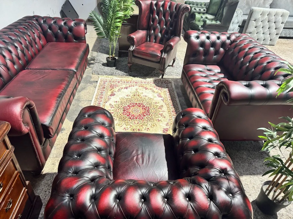 4+2+1+1 seater Chesterfield suite - Image 3