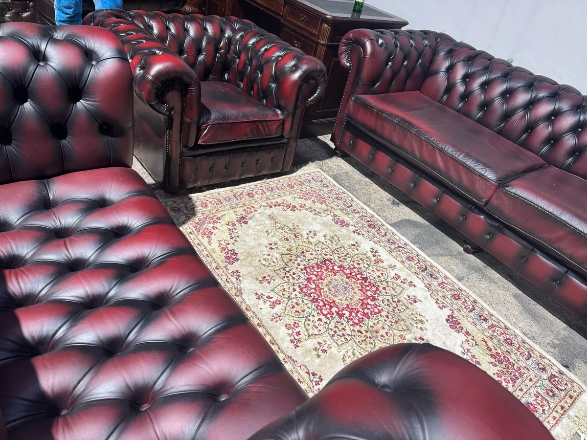 4+2+1+1 seater Chesterfield suite - Image 4
