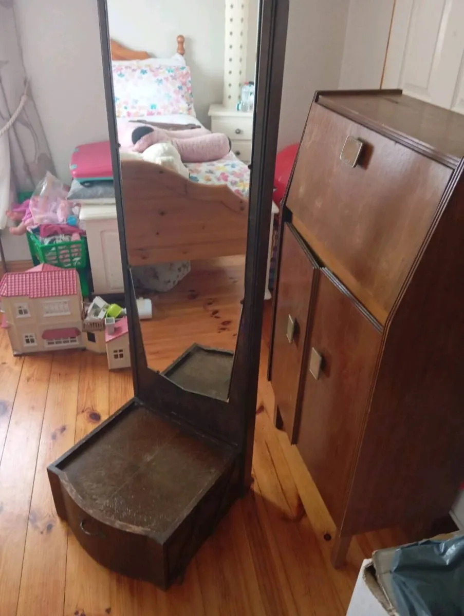 Antique mirror on stand . - Image 1