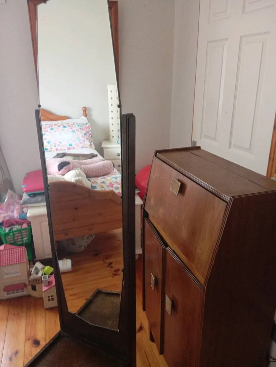 Antique mirror on stand . - Image 2